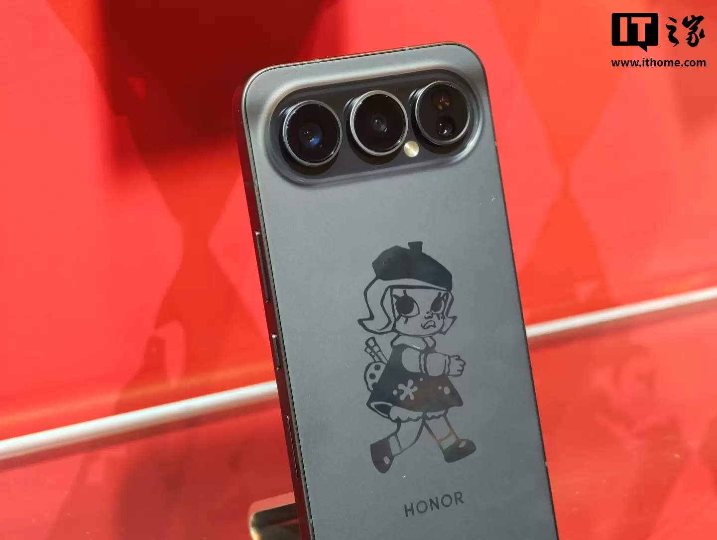 4499 元，荣耀与泡泡玛特推出首款全机定制潮玩手机“荣耀 500 Pro MOLLY 20 周年限定版”