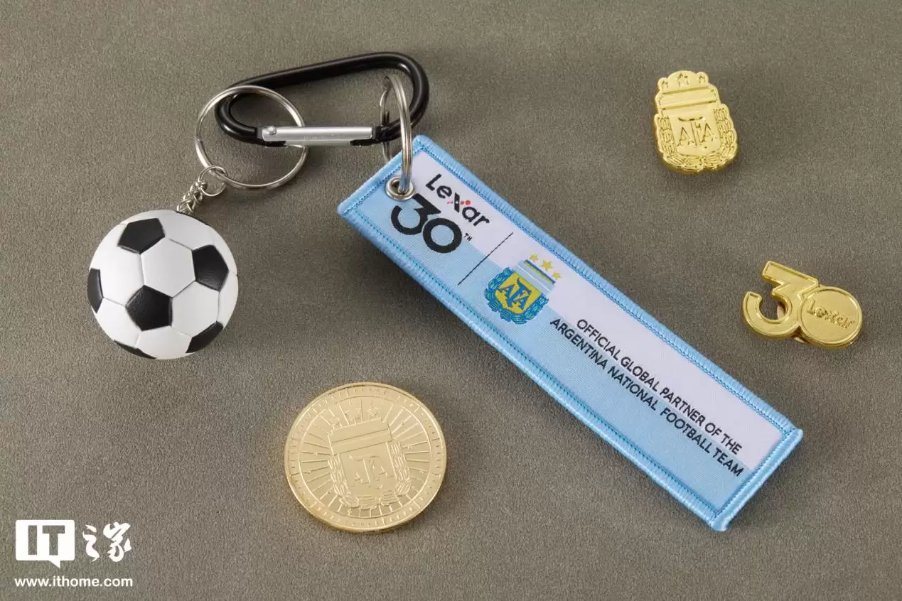 【IT之家开箱】雷克沙 Air 小轻块移动固态硬盘阿根廷国家队联名款图赏:配件丰富,球迷大爱