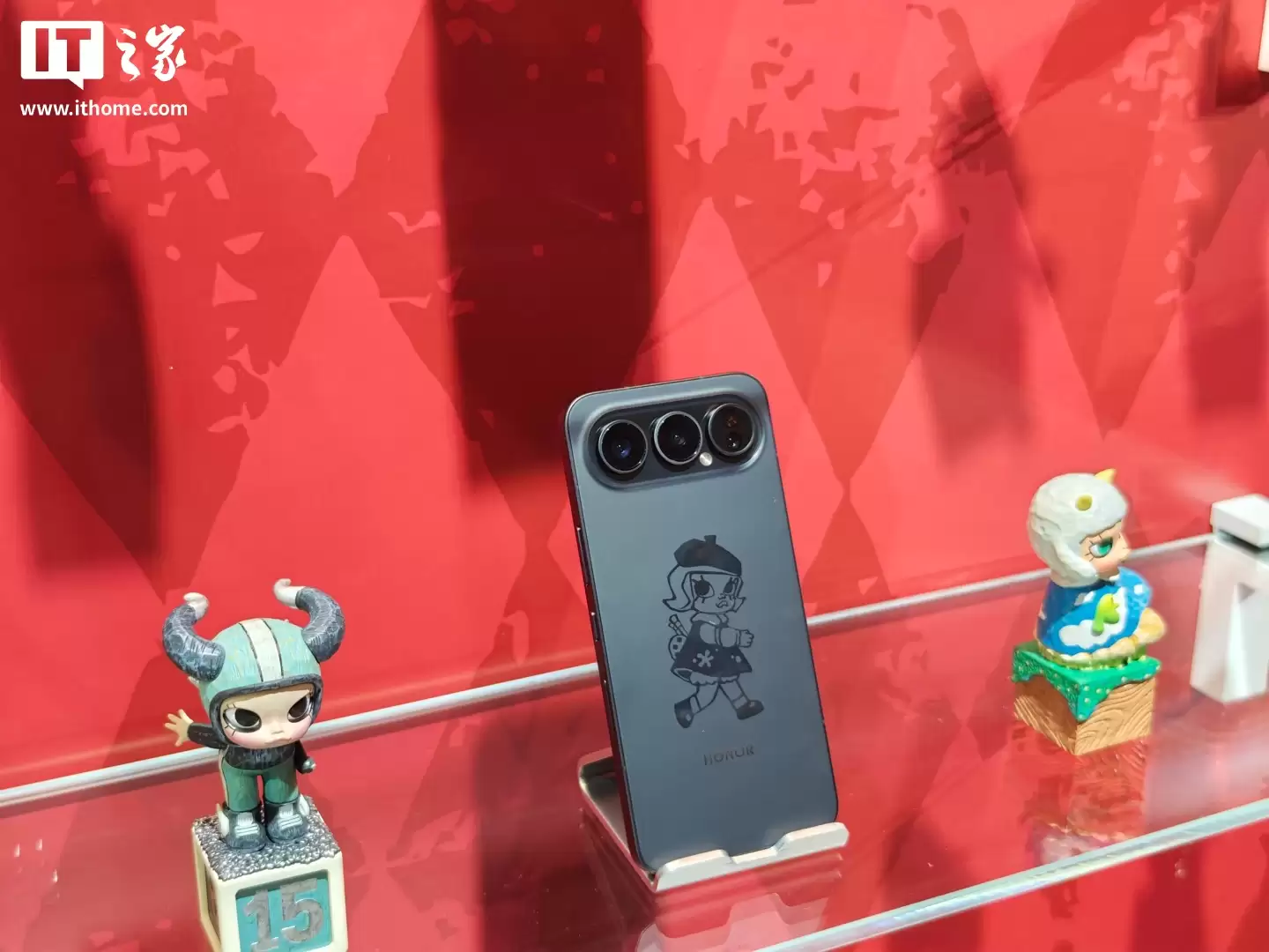 4499 元，荣耀与泡泡玛特推出首款全机定制潮玩手机“荣耀 500 Pro MOLLY 20 周年限定版”