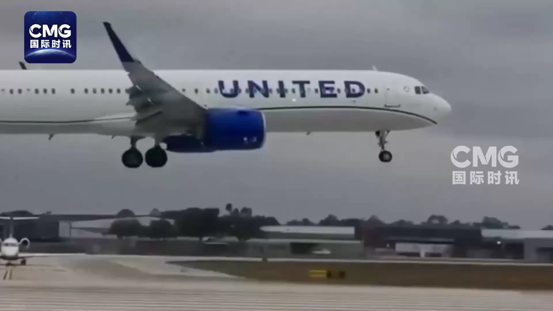 美国一客机降落发生弹跳后起落架轮胎脱落,联邦航空局介入调查