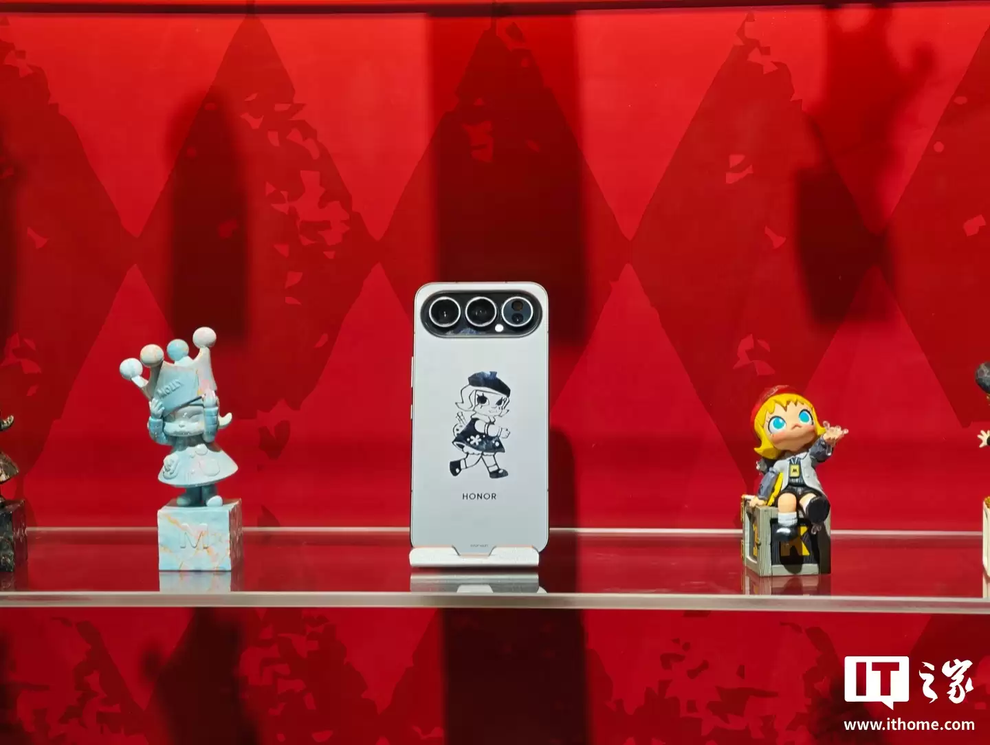 4499 元，荣耀与泡泡玛特推出首款全机定制潮玩手机“荣耀 500 Pro MOLLY 20 周年限定版”