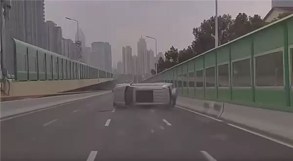 路怒要不得!坦克500变道别车 特斯拉一脚油门将其干翻