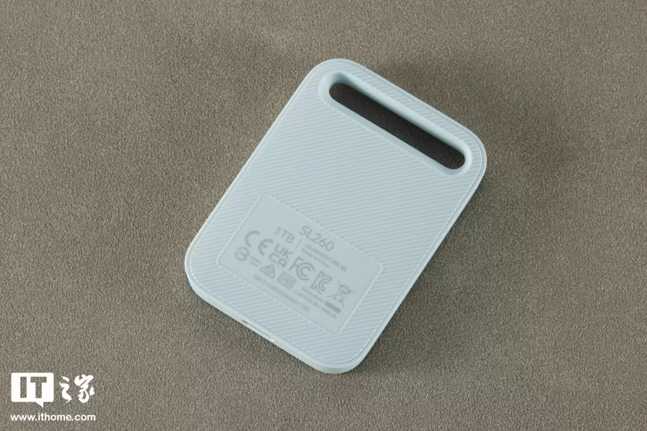 【IT之家开箱】雷克沙 Air 小轻块移动固态硬盘阿根廷国家队联名款图赏:配件丰富,球迷大爱