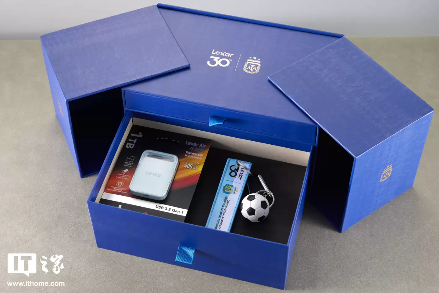 【IT之家开箱】雷克沙 Air 小轻块移动固态硬盘阿根廷国家队联名款图赏:配件丰富,球迷大爱