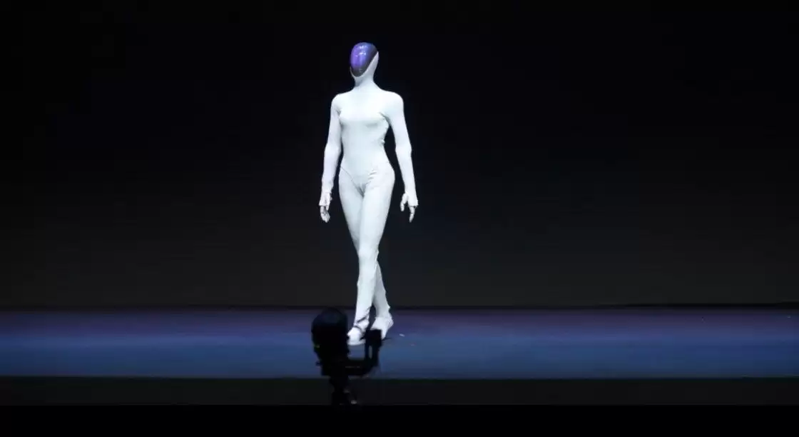 何小鹏：用汽车标准研发的 ET1 版本第一台机器人顺利落地