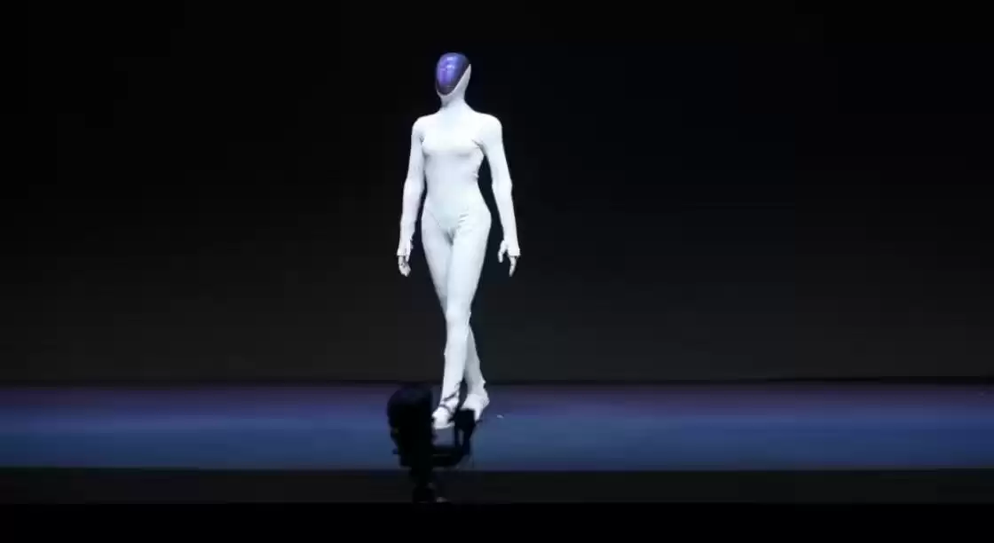 何小鹏：用汽车标准研发的ET1版本第一台机器人顺利落地