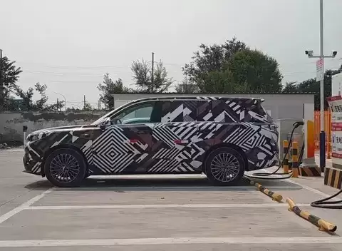 魏牌首款旗舰SUV亮相，搭载插混动力与800V快充