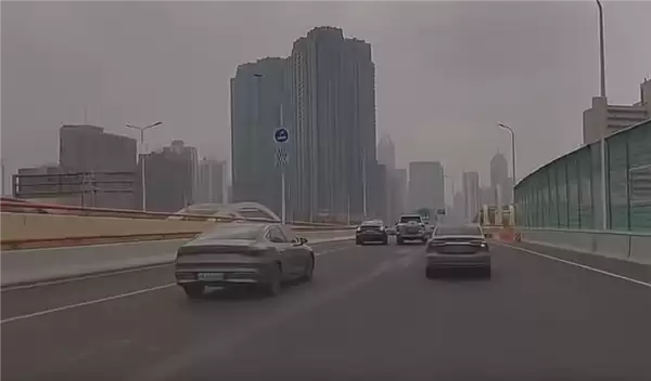 路怒要不得!坦克500变道别车 特斯拉一脚油门将其干翻