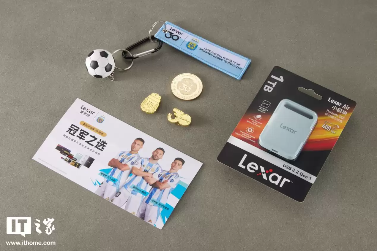 【IT之家开箱】雷克沙 Air 小轻块移动固态硬盘阿根廷国家队联名款图赏:配件丰富,球迷大爱