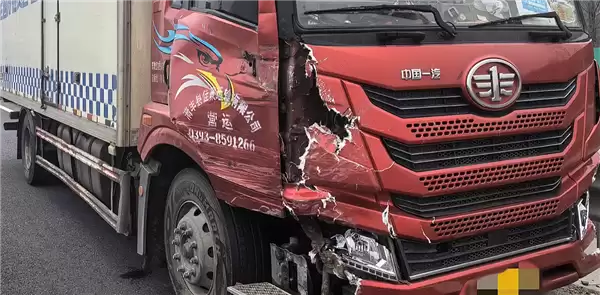 别克GL8错过服务区入口强行压实线变道被货车猛撞：还需负全责