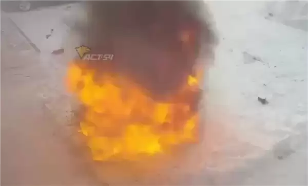 俄罗斯一男子雪地里用工业级热风枪暖车 操作失误致爱车被大火吞噬