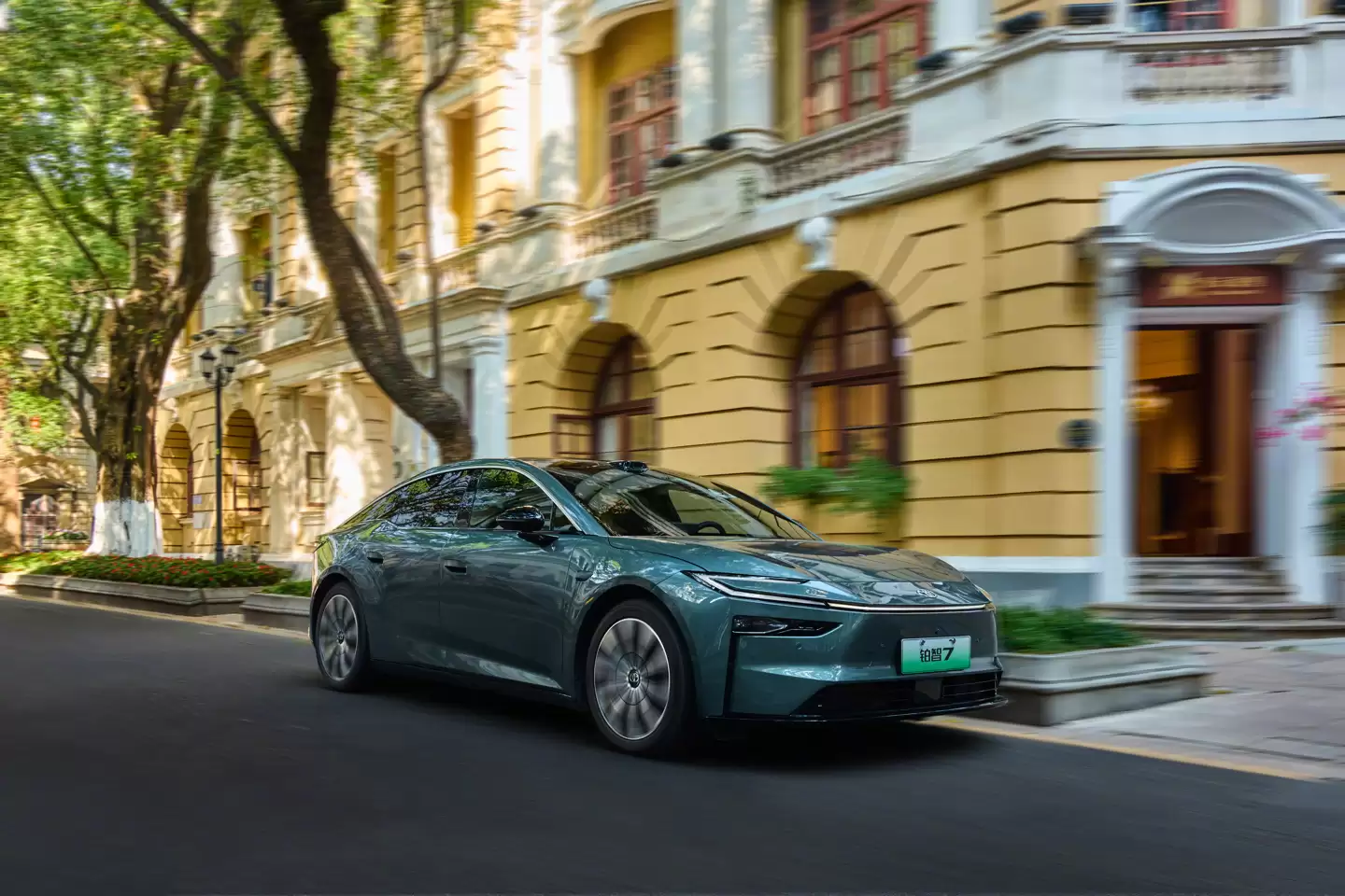 丰田铂智 7 大型纯电轿车 3 月上市:搭载满血鸿蒙座舱 + Momenta R6 智驾辅助