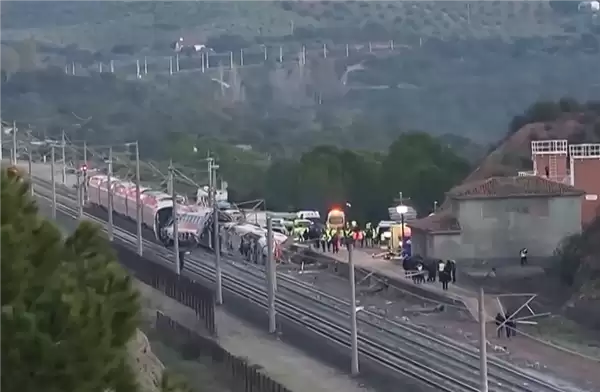 西班牙高铁脱轨后相撞 已致40死37失踪!重点调查钢轨焊接部位