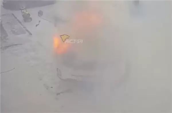 俄罗斯一男子雪地里用工业级热风枪暖车 操作失误致爱车被大火吞噬