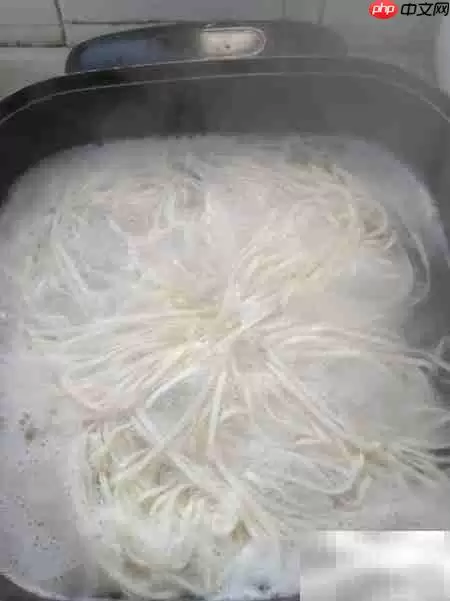 自制炒棍棍面:香辣劲道美味