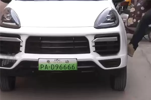 老人花2万买保时捷老头乐：方向盘是歪的、行驶中还会突然断电