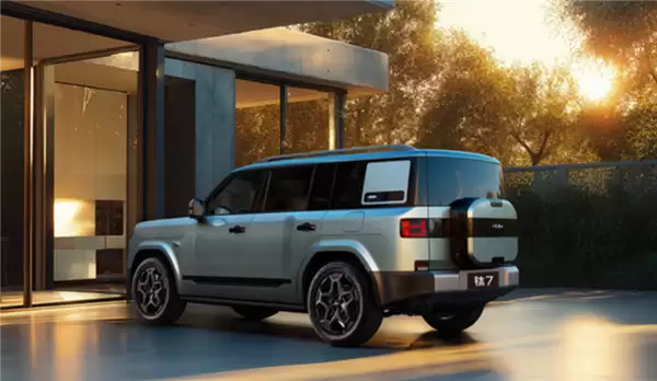 方程豹豹7成保命神车：A柱追尾大货车未变形