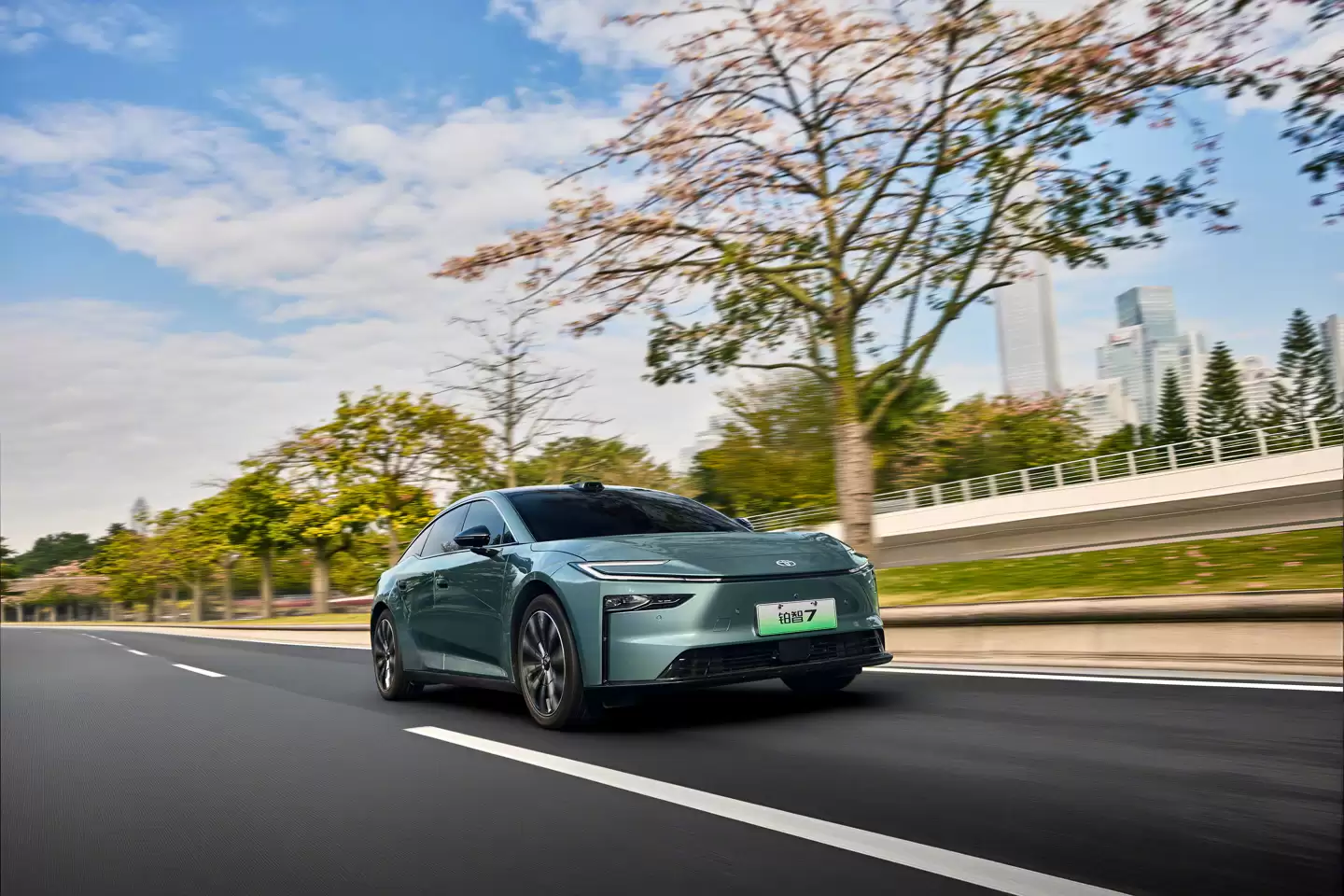 丰田铂智 7 大型纯电轿车 3 月上市:搭载满血鸿蒙座舱 + Momenta R6 智驾辅助