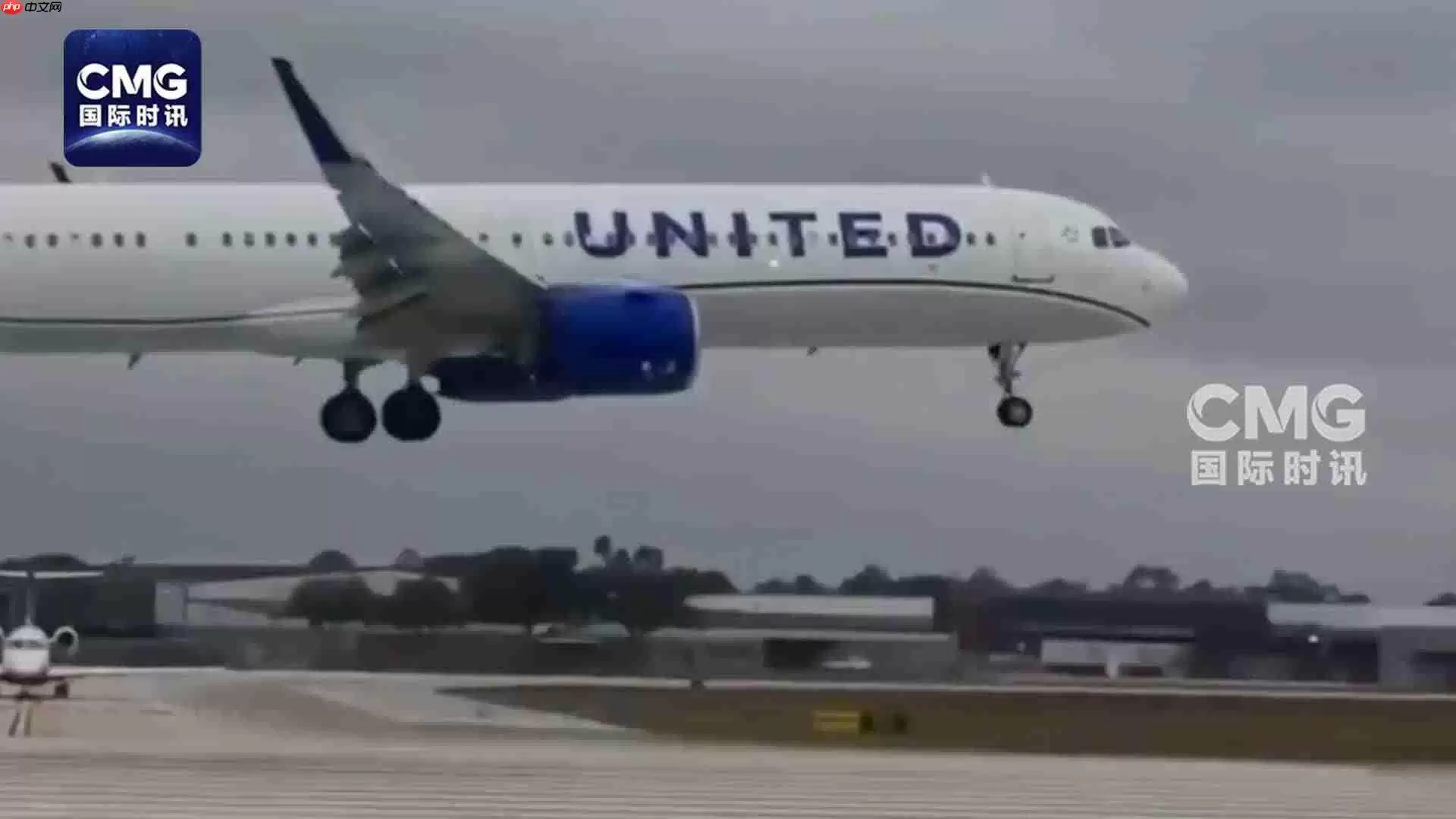 美国一客机降落发生弹跳后起落架轮胎脱落，联邦航空局介入调查