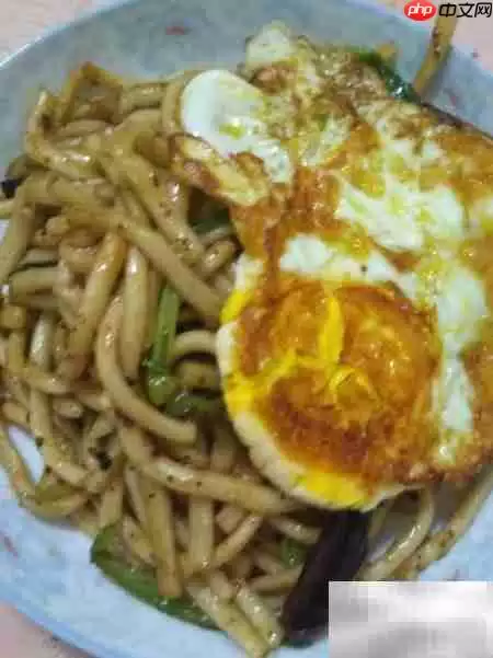 自制炒棍棍面:香辣劲道美味