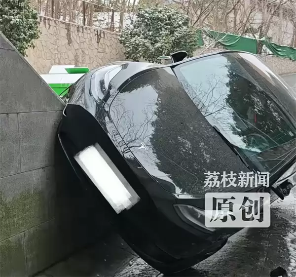 南京雪天一特斯拉开上墙 女车主:前车打滑避让不及才上墙