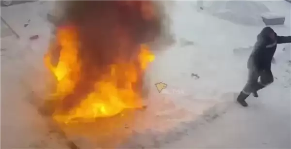 俄罗斯一男子雪地里用工业级热风枪暖车 操作失误致爱车被大火吞噬