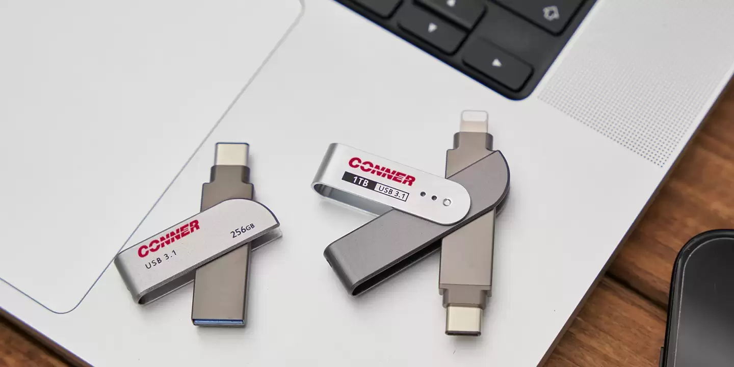 昔日机械硬盘厂商 Conner 重生,带来充电头 + 移动固态硬盘二合一设备