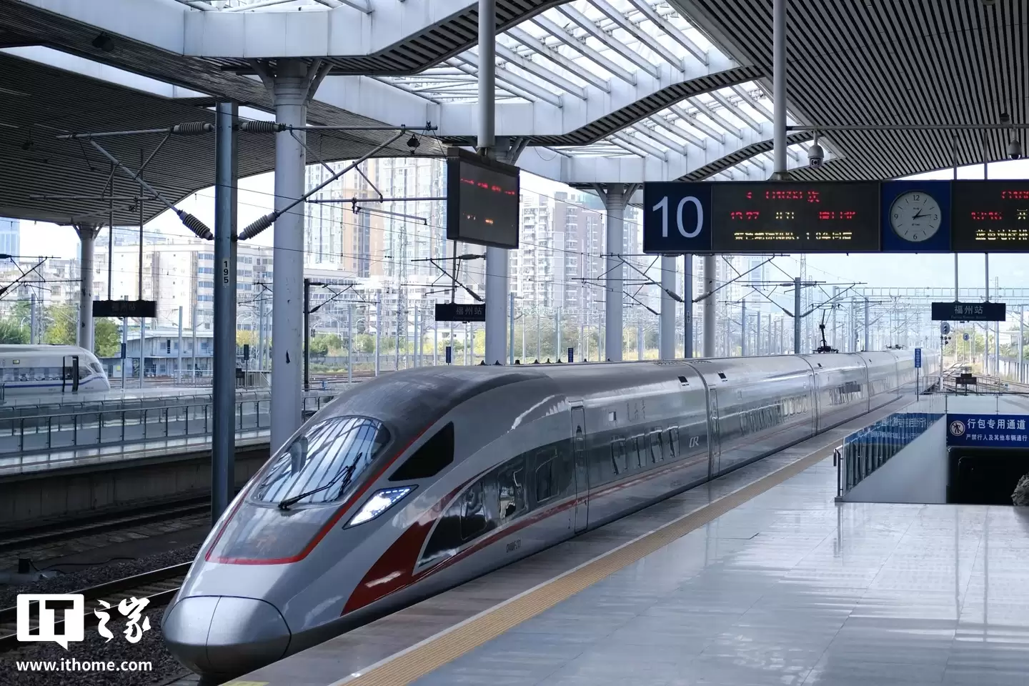 国铁 12306 今起新增老年旅客电话订票服务，助力 2026 春运出行