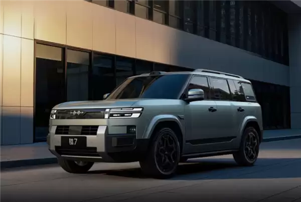 方程豹豹7成保命神车：A柱追尾大货车未变形