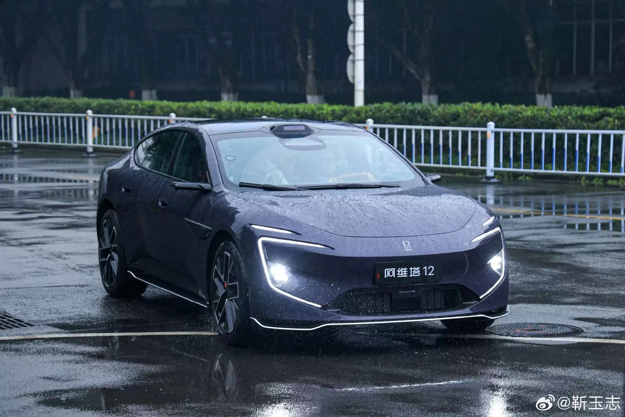 新款阿维塔12实车亮相,将搭载华为乾崑最新的四激光方案