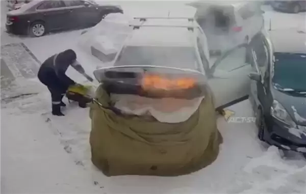 俄罗斯一男子雪地里用工业级热风枪暖车 操作失误致爱车被大火吞噬