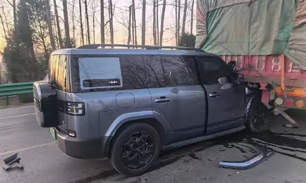 方程豹豹7成保命神车：A柱追尾大货车未变形