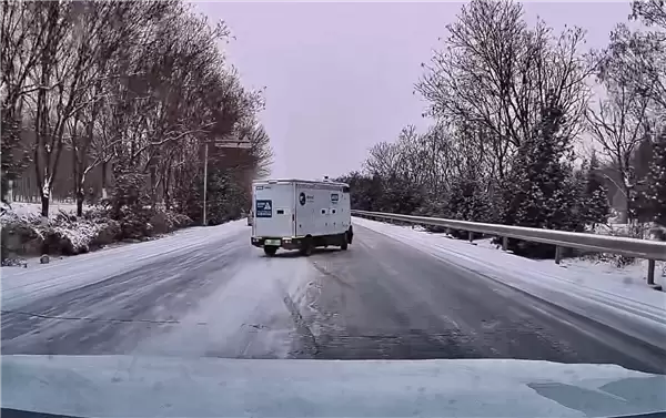 大雪天无人驾驶快递车上路送货：车技惊人 全程横着走