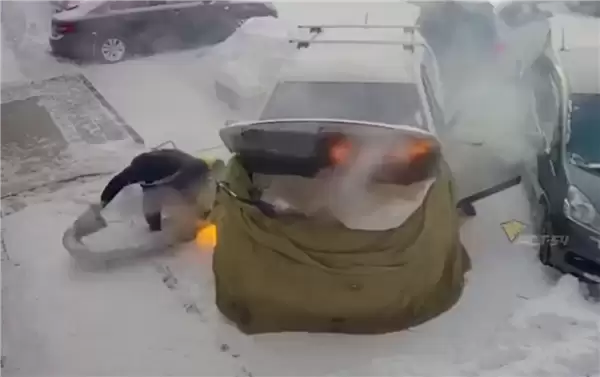 俄罗斯一男子雪地里用工业级热风枪暖车 操作失误致爱车被大火吞噬