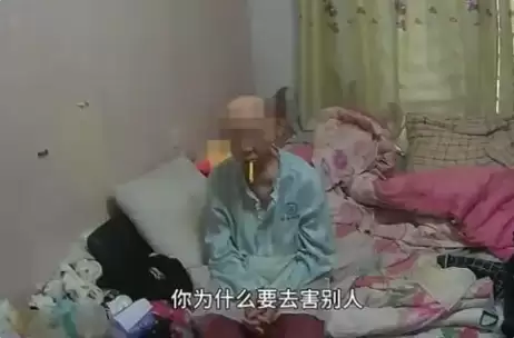 64岁患癌老人碰瓷货车司机 被儿子怒斥：你不要害别人