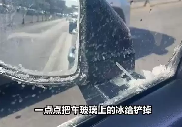 女子加油站免费自助洗车 零下30度边洗边结冰