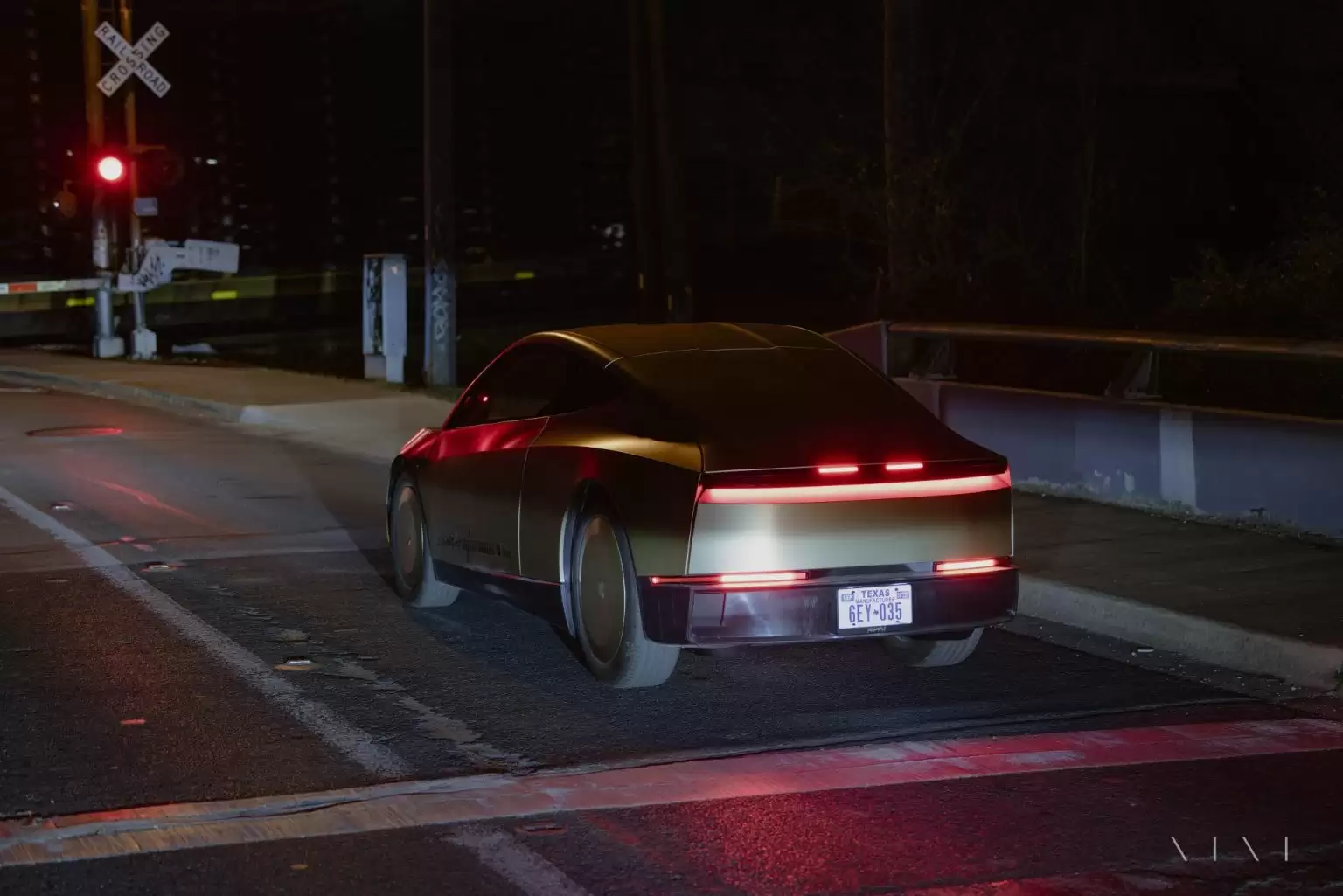 特斯拉自动驾驶出租车 Cybercab 原型曝光：取消后视镜、配后摄清洗装置