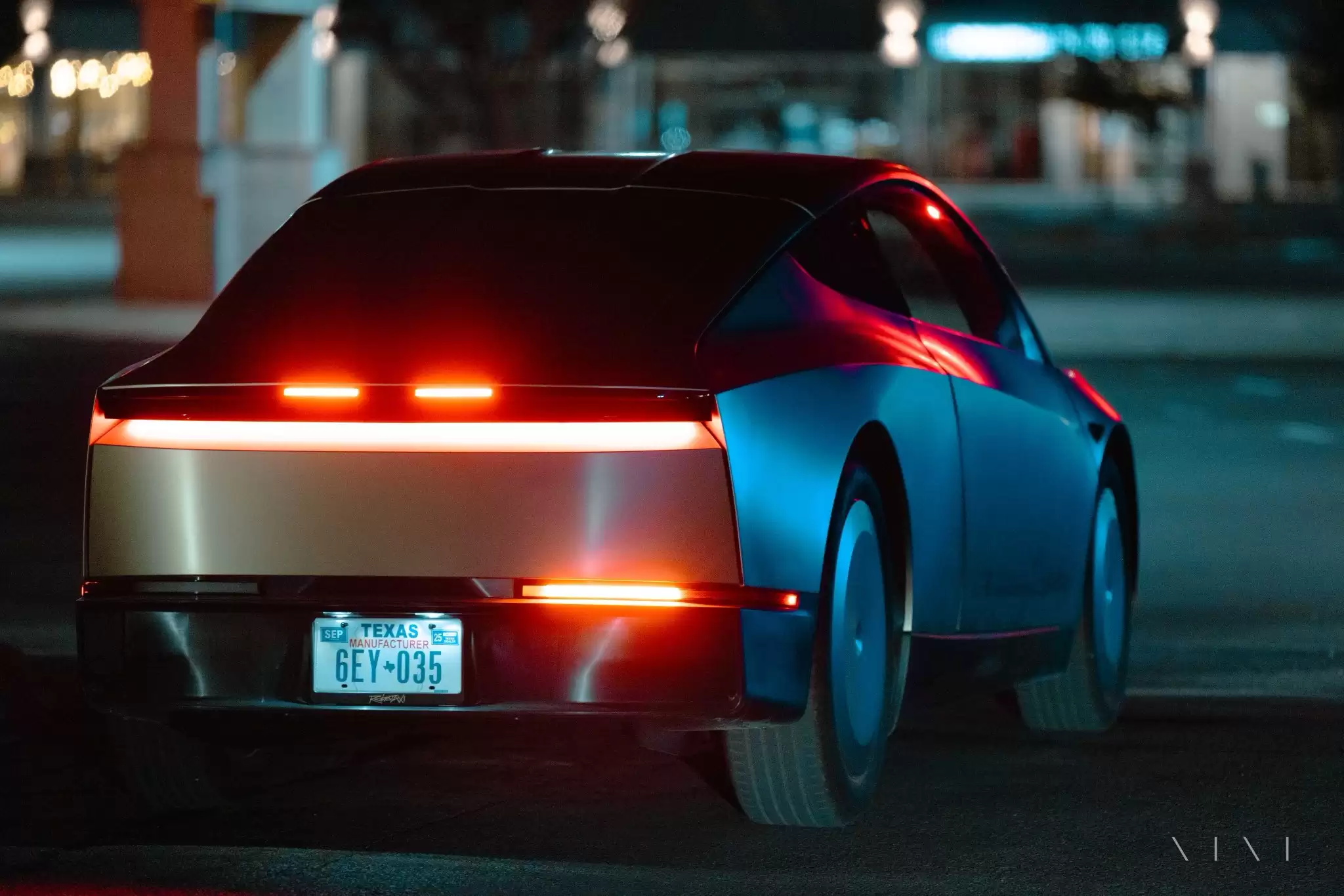 特斯拉自动驾驶出租车 Cybercab 原型曝光：取消后视镜、配后摄清洗装置