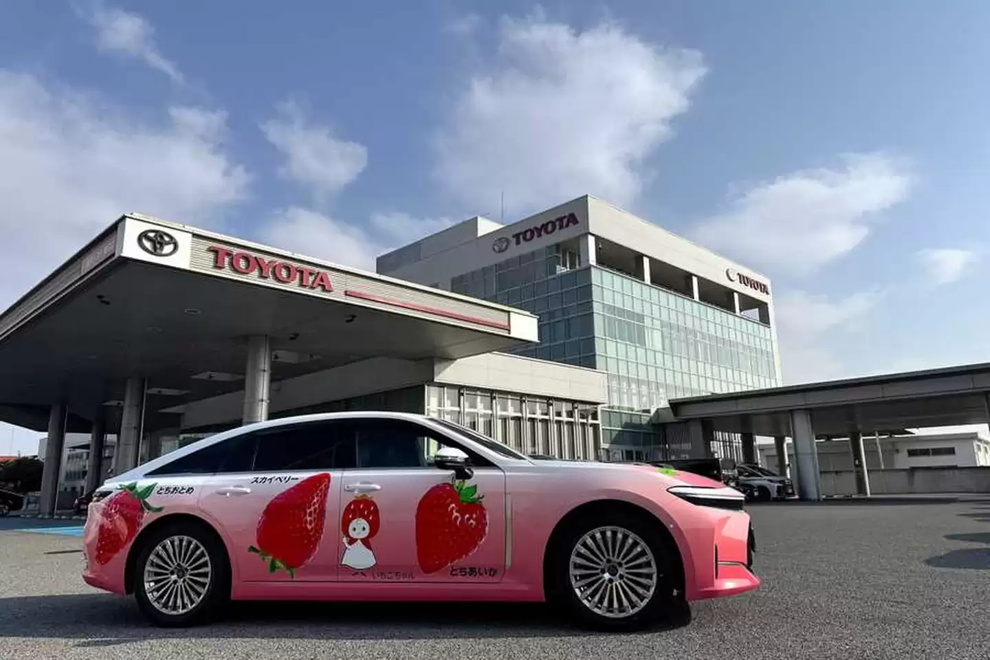 全球仅1辆:丰田最“甜”皇冠 Crown 轿车亮相