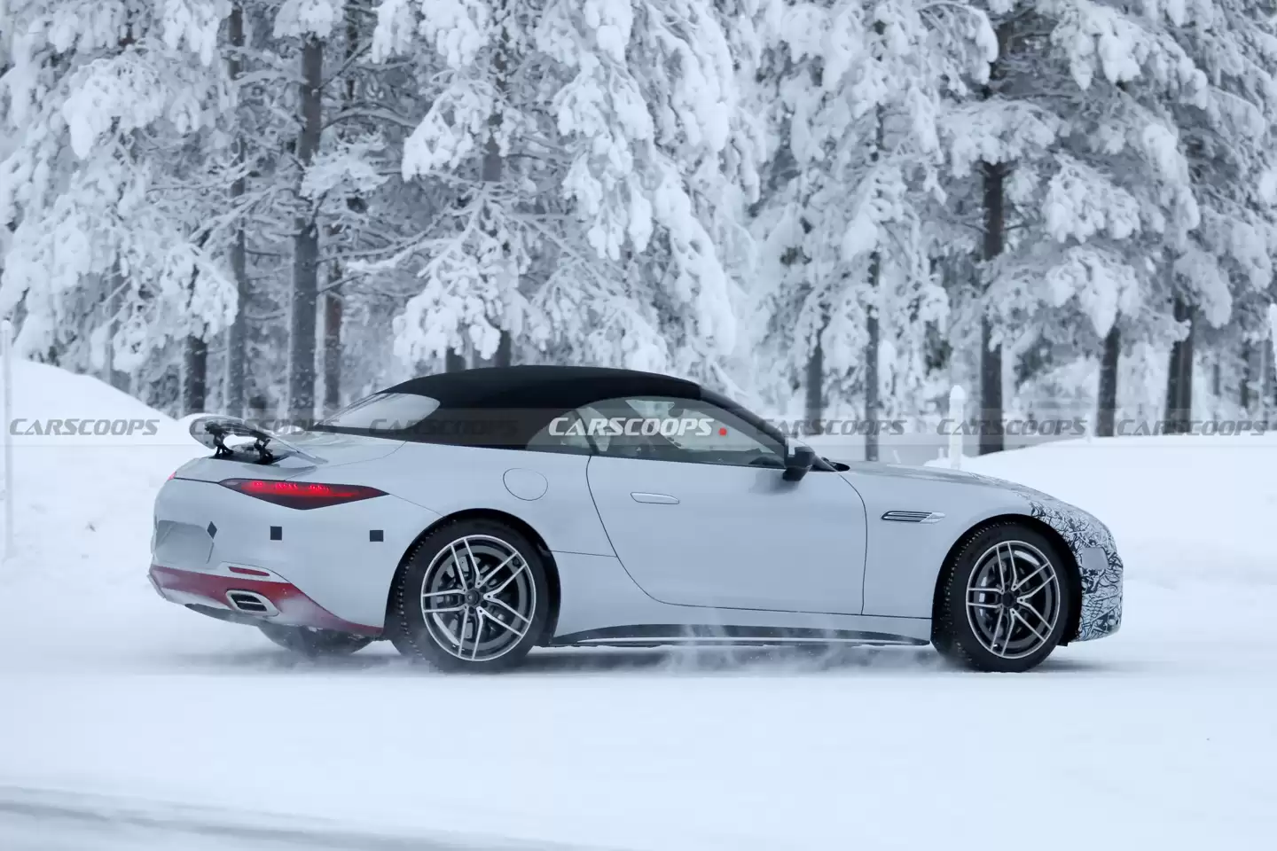 奔驰 AMG SL 改款路测图曝光,换装三叉星大灯与巨型格栅