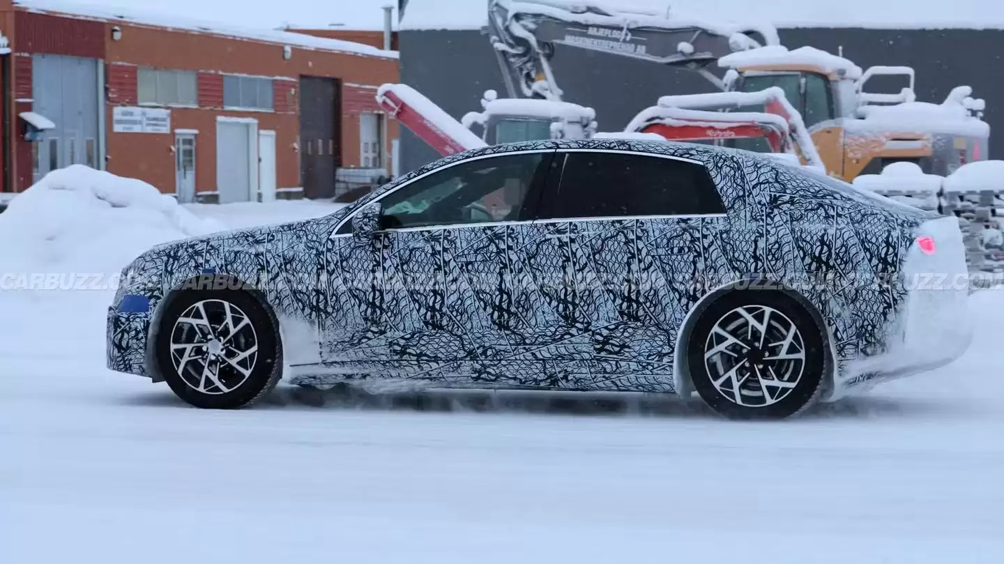 奔驰纯电 C 级轿车路测图曝光：续航剑指 800 公里，造型回归传统