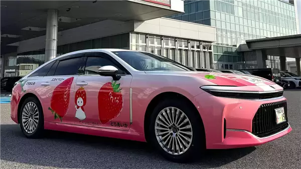 全球仅1辆！丰田80周年庆：推出粉色草莓皇冠轿车