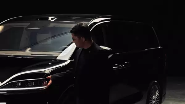 赵长江晒与智界V9合照 鸿蒙智行首款MPV发布在即