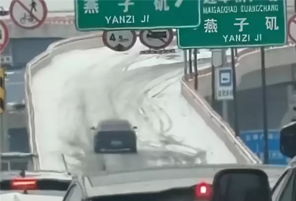 南京高架结冰 交警逐辆放行车辋爬坡!网友:像极了排队考科目二