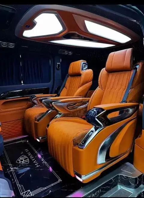 奔驰V300:奢华内饰与智能科技打造顶级移动生活空间