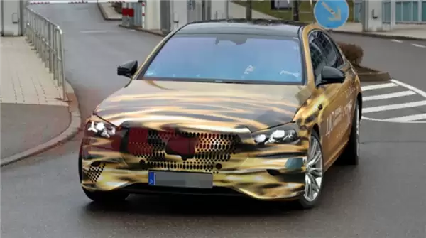 2026款奔驰S级重磅登场：全面革新2700部件，搭载MB.OS与V8/V12混动