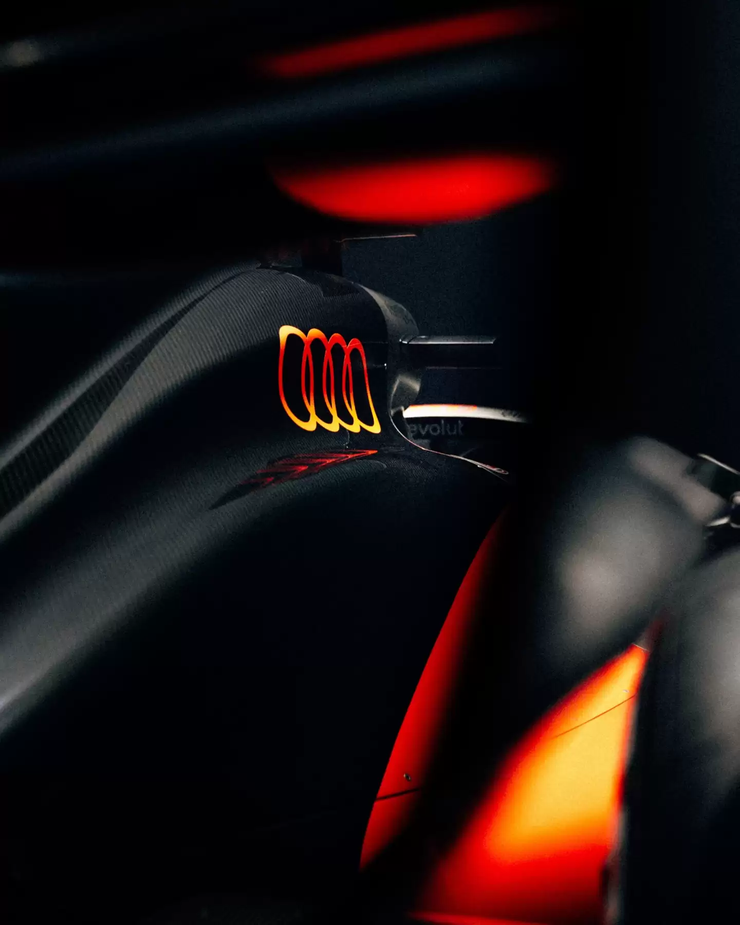 进军 F1 赛事：奥迪发布首辆 F1 赛车 R26