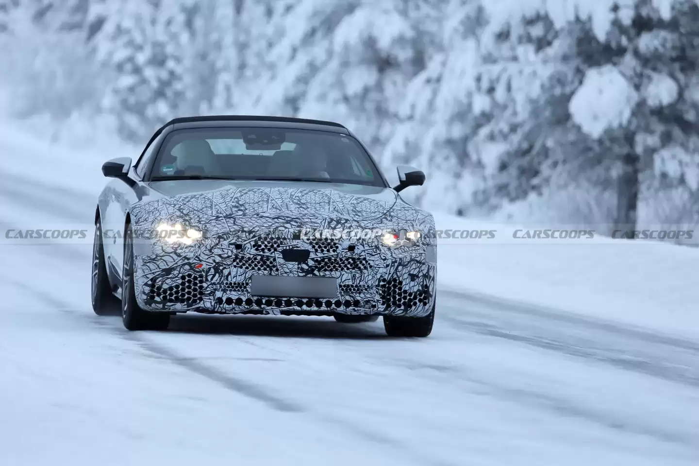 奔驰 AMG SL 改款路测图曝光,换装三叉星大灯与巨型格栅