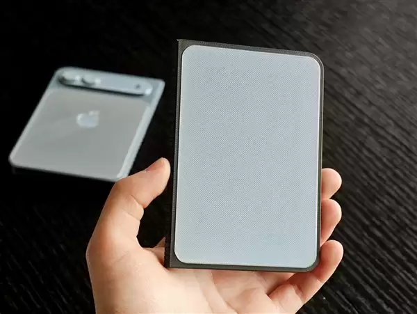 苹果首款折叠屏手机！iPhone Fold模型展示：阔比例+内外双屏