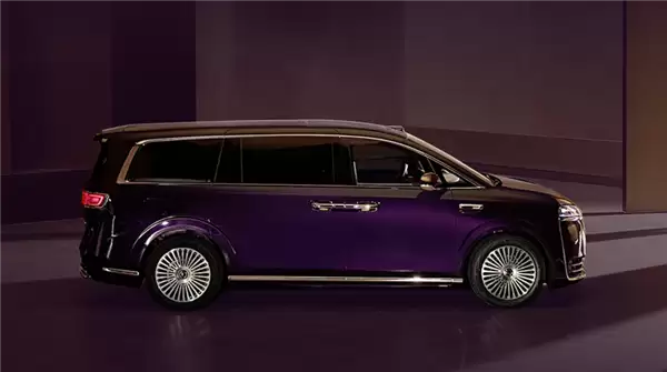 赵长江晒与智界V9合照 鸿蒙智行首款MPV发布在即